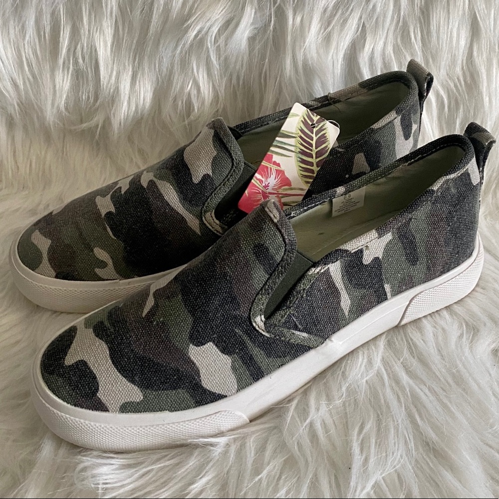 Tommy Bahama women’s slip on camo shoe size 7.5